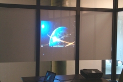 Folia projekcyjna V-White podczas projekcji w sali konferencyjnej